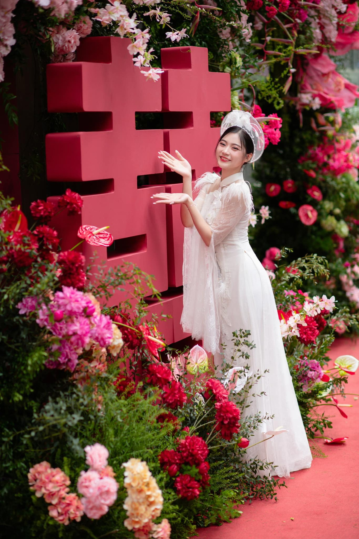 Không gian lễ đính hôn được trang trí hoành tráng, hiện đại kết hợp truyền thống với nhiều hoa tươi. Cô dâu, chú rể cùng dàn bê tráp diện áo dài truyền thống.