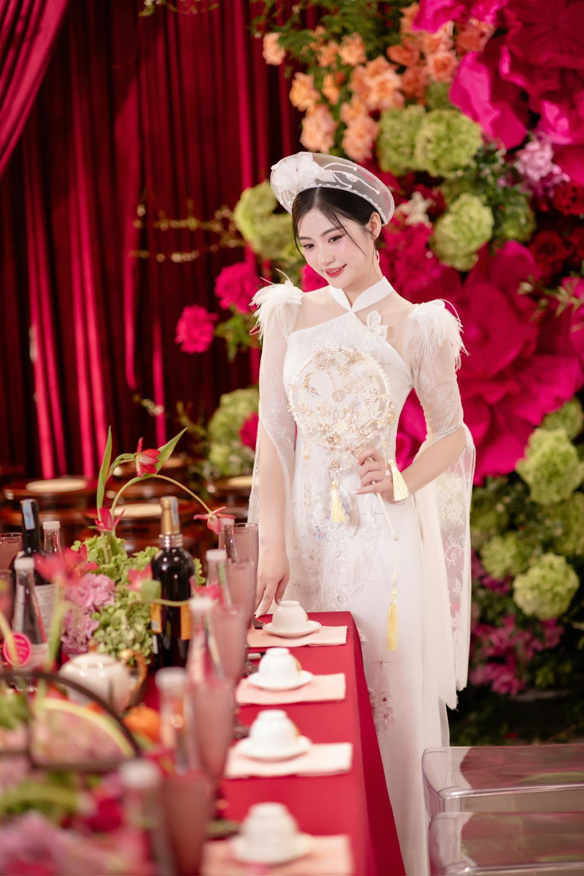 Nói về cảm xúc khi làm cô dâu ở tuổi 25, Bống thật thà chia sẻ: “Từ hồi xưa mình đã nghĩ đến việc lấy chồng ở độ tuổi 25-26 là đẹp nhất. Thế nên đi lấy chồng ở độ tuổi này là theo đúng dự định. Cảm giác sắp bắt đầu một chương mới trong cuộc đời, cùng với một người yêu thương thì không có gì gọi là hy sinh cả. Mình chỉ cảm thấy hạnh phúc thôi”.