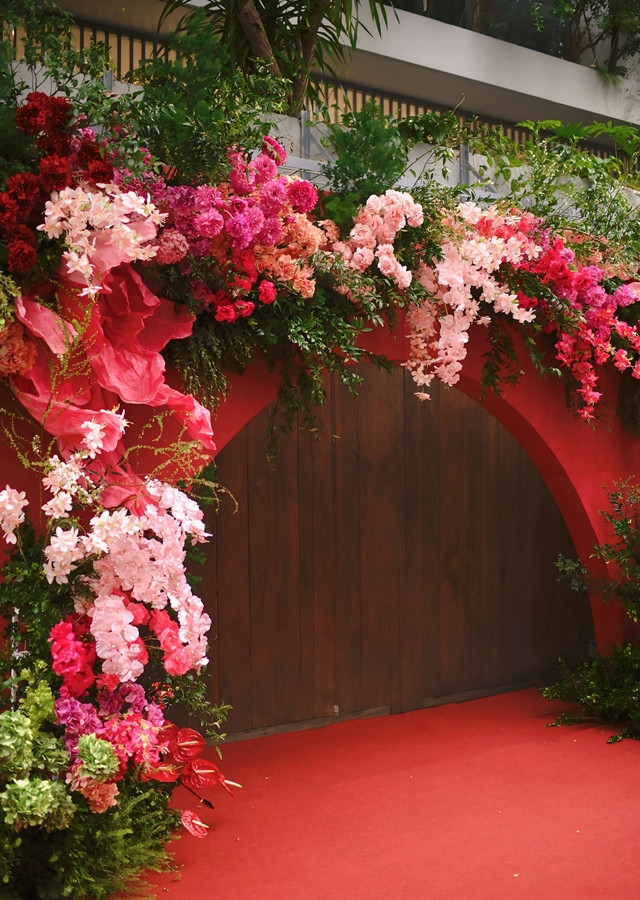 Nói về sính lễ, cô nàng cho hay hai bên gia đình làm theo phong tục truyền thống của Việt Nam, gồm: 105 lá trầu, 60 quả cau (ý nghĩa là 60 năm cuộc đời viên mãn, trăm năm hạnh phúc), 6 chai rượu, 8 trà, 105 bánh phu thê (ý nghĩa trăm năm hạnh phúc), 105 bánh cốm, heo quay, bánh kem 2 tầng,... Đây cũng là mong muốn của cặp đôi.