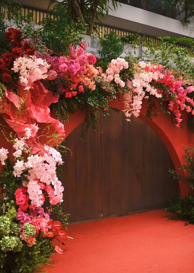 Nói về sính lễ, cô nàng cho hay hai bên gia đình làm theo phong tục truyền thống của Việt Nam, gồm: 105 lá trầu, 60 quả cau (ý nghĩa là 60 năm cuộc đời viên mãn, trăm năm hạnh phúc), 6 chai rượu, 8 trà, 105 bánh phu thê (ý nghĩa trăm năm hạnh phúc), 105 bánh cốm, heo quay, bánh kem 2 tầng,... Đây cũng là mong muốn của cặp đôi.