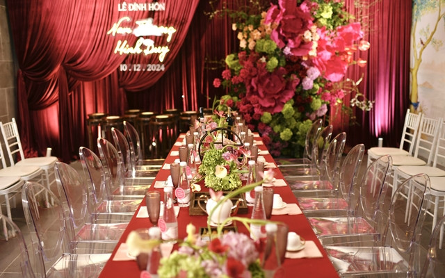 Ví dụ như phải kể đến hai chiếc cổng hoa cao 10m, chữ hỷ to cao 2m. Ở lễ gia tiên có hoa giấy khổng lồ được làm thủ công xen kẽ các loại hoa lá tươi có nhiều màu sắc nổi bật cho không khí ngày lễ thêm phần rực rỡ. Thế nên, toàn bộ phần thi công trang trí này mất khoảng 12 tiếng”. "Hot girl má lúm" chia sẻ.