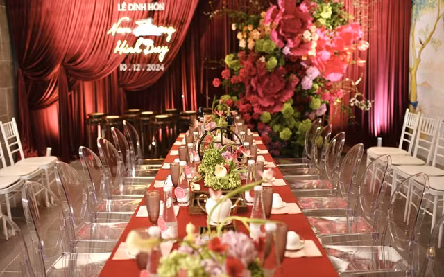 Ví dụ như phải kể đến hai chiếc cổng hoa cao 10m, chữ hỷ to cao 2m. Ở lễ gia tiên có hoa giấy khổng lồ được làm thủ công xen kẽ các loại hoa lá tươi có nhiều màu sắc nổi bật cho không khí ngày lễ thêm phần rực rỡ. Thế nên, toàn bộ phần thi công trang trí này mất khoảng 12 tiếng”. "Hot girl má lúm" chia sẻ.