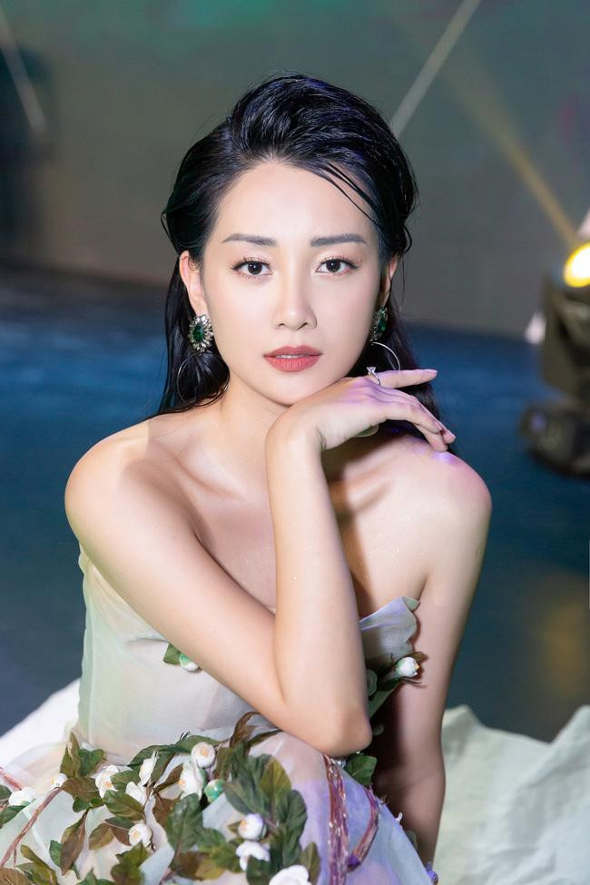 Quỳnh Chi tên thật là Đặng Quỳnh Chi (sinh năm 1986) là gương mặt quen thuộc với khán giả qua các chương trình thể thao như Thể Thao 24/7, Nhịp Đập 360 Độ Thể Thao,... Trước đó, cô từng góp mặt trong các bản tin thời sự, bản tin tài chính trên sóng VTV.