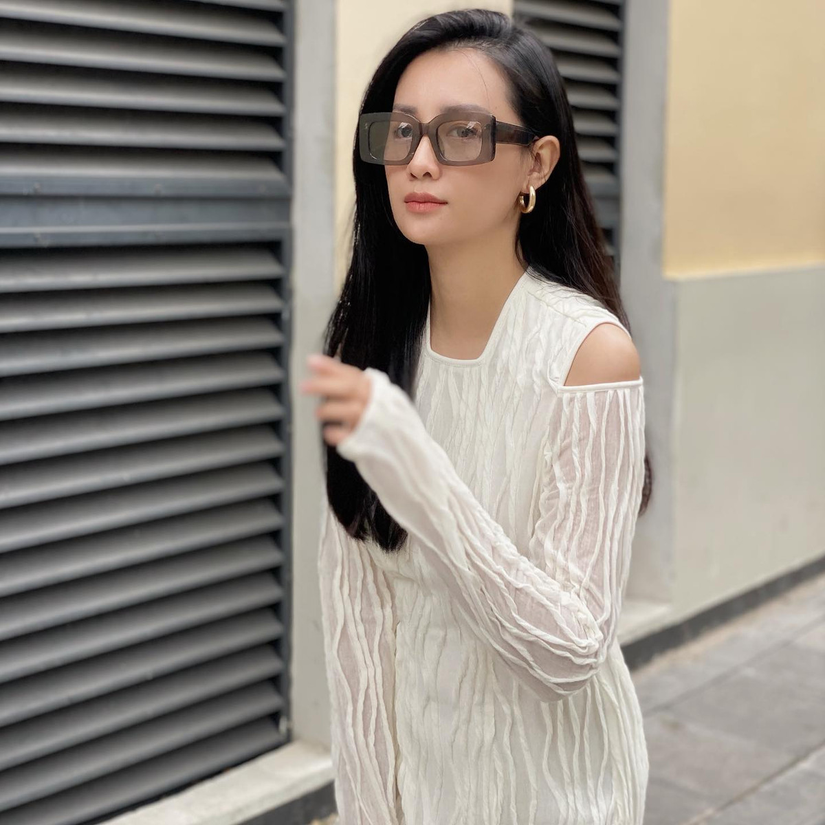 Quỳnh Chi khẳng định bản thân là một người phụ nữ bình thường và tình cảm thuận theo tự nhiên, cô cũng không chia sẻ nhiều về cuộc sống riêng tư của mình.