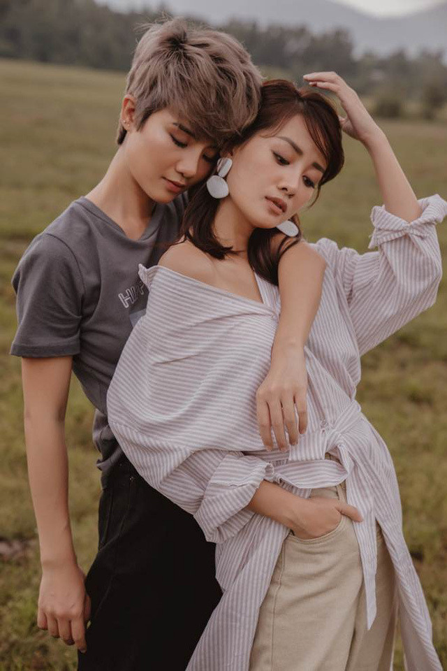 Sau nhiều lần đính chính mối quan hệ chỉ là bạn bè, cặp đôi nữ MC xinh đẹp Quỳnh Chi và Thùy Dung lại xuất hiện tiếp tin đồn đã "đường ai nấy đi".