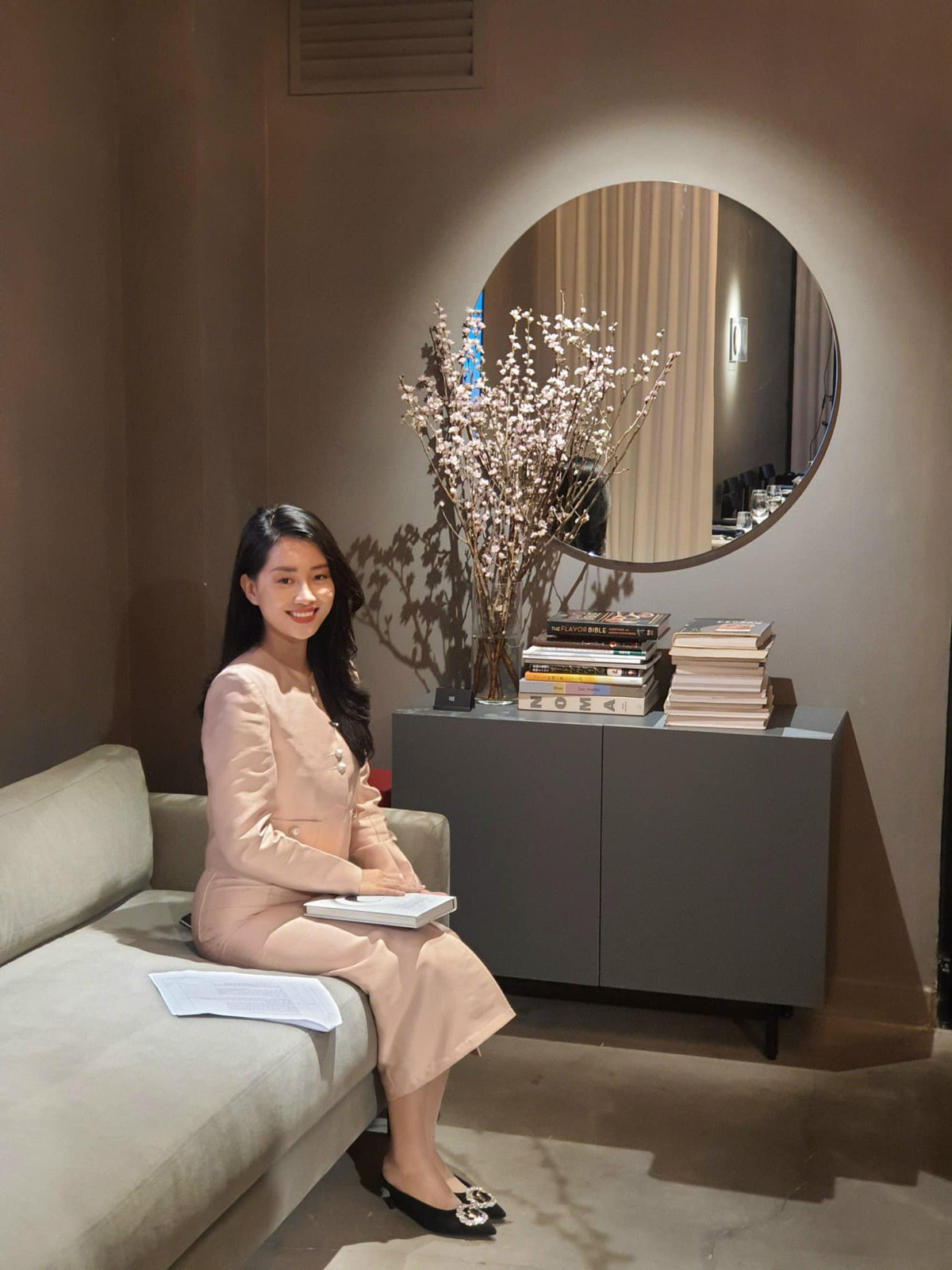 Với những nỗ lực của mình, nữ MC VTV Quỳnh Chi vinh dự lọt vào đề cử Top 5 MC ấn tượng tại VTV Awards 2015.