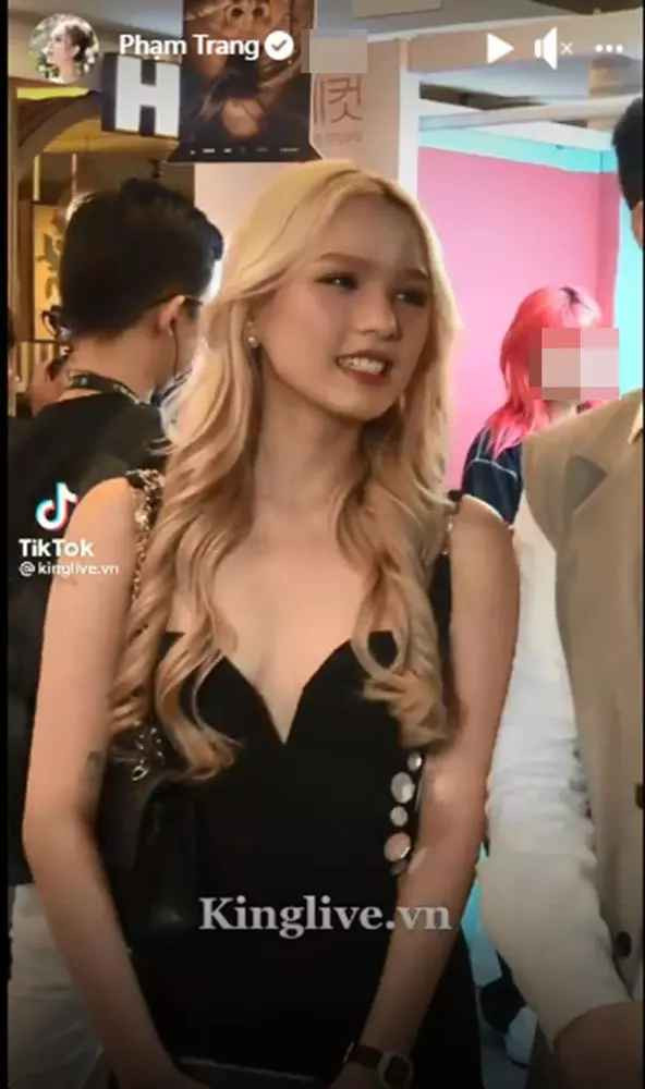 Lần xuất hiện này, hot girl Xoài Non diện váy đen, phần ngực được cắt cúp vô cùng gợi cảm. Nhưng nổi bật nhất vẫn là gương mặt xinh đẹp của nữ chính.