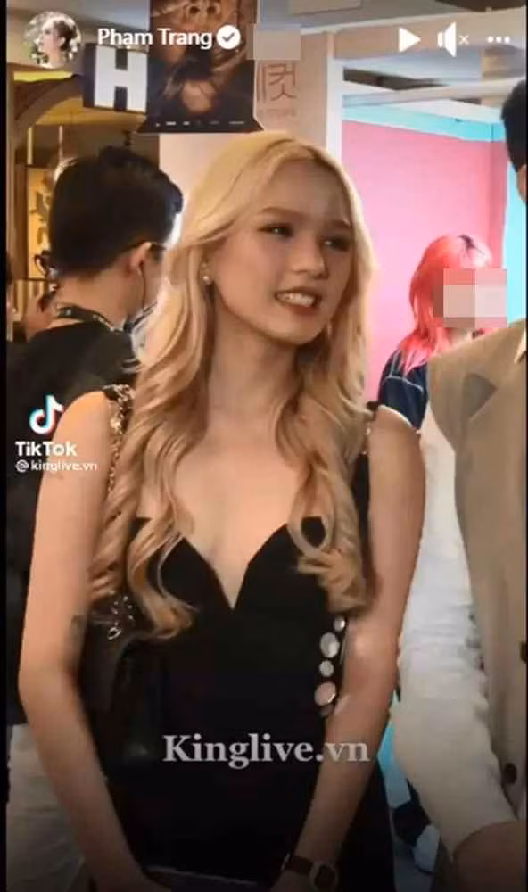 Lần xuất hiện này, hot girl Xoài Non diện váy đen, phần ngực được cắt cúp vô cùng gợi cảm. Nhưng nổi bật nhất vẫn là gương mặt xinh đẹp của nữ chính.