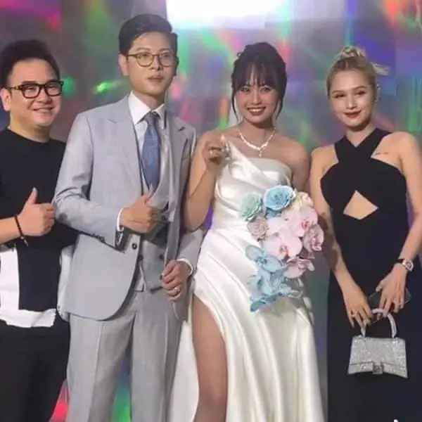 Trong khoảnh khắc bị chụp lén, Xoài Non diện chiếc đầm đen, tóc vàng nổi bật.