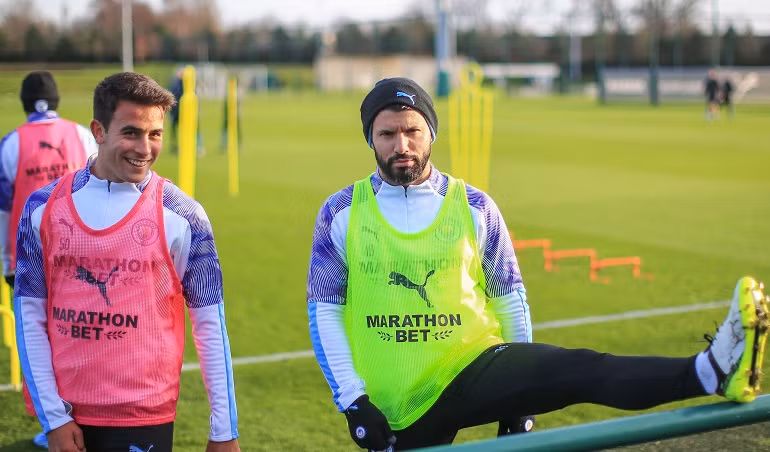 Theo nhà báo người Ý Fabrizio Romano, Eric Garcia còn lưỡng lự trong việc thảo luận về một thỏa thuận mới. Man City đã từ chối tất cả các đề nghị của Barcelona cho cầu thủ của mình trước thời hạn chuyển nhượng.