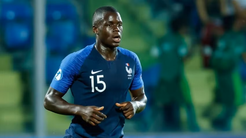 Theo nhà báo Loic Tanzi, hậu vệ Malang Sarr của Chelsea sẽ gia nhập câu lạc bộ Bồ Đào Nha, Porto theo dạng cho mượn với một bản hợp đồng có thời hạn 1 năm.