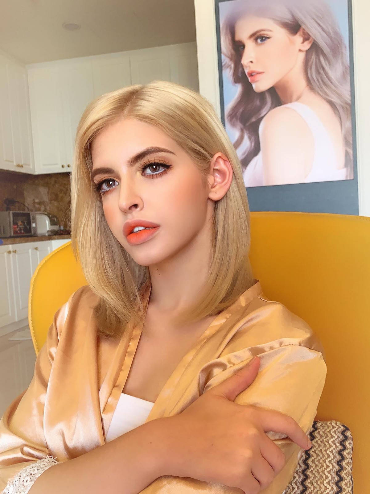 Không chỉ trở lại con đường nghệ thuật, An Tây còn đẩy mạnh hình ảnh của mình thông qua kênh TikTok cá nhân. Những clip vui vẻ, hài hước của người mẫu Tây này nhận được rất nhiều lượt thích.