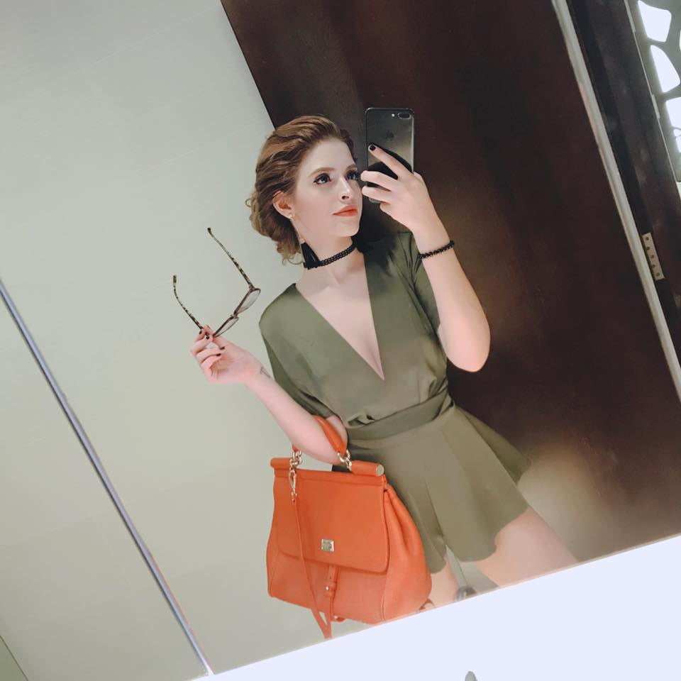 Thay vì phong cách trong sáng như ngày mới "chạm ngõ" nghệ thuật, An Tây ở tuổi 26 đã mặn mà và quyến rũ hơn nhiều.