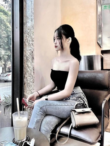 Minh Trang không ngại khoe gu thời trang quyến rũ, sang chảnh của mình.