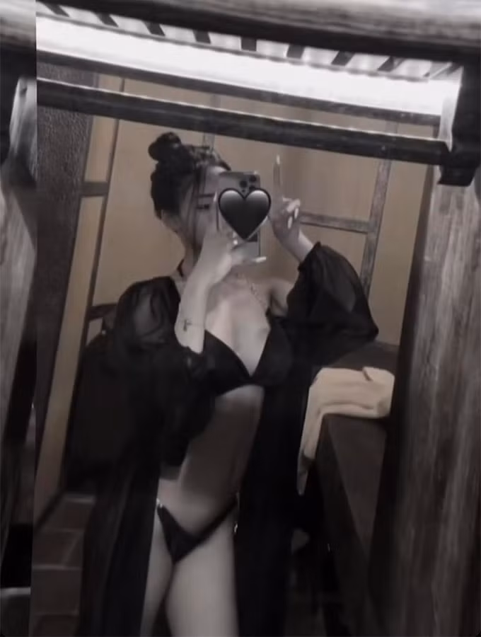 Minh Trang diện bikini mỏng manh, khoe vóc dáng nuột nà, đầy gợi cảm. Trong trời đông giá rét của miền Bắc, đoạn video của bạn gái Văn Trường được “cư dân mạng” chú ý.