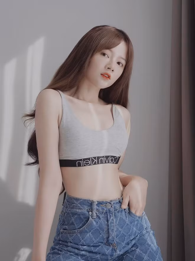 8 năm sau ngày nổi tiếng, Lan Hương bây giờ dường thay đổi hoàn toàn hình tượng. Từ ngây thơ, trong sáng gái xinh chuyển sang gợi cảm, cuốn hút.