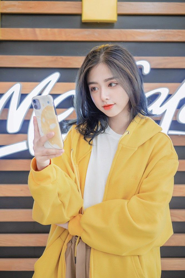 Là mẫu ảnh khá nổi tiếng, xinh đẹp, đáng yêu, vẻ ngoài của Hằng Phan lại giống hệt với Yena - tướng nữ quyến rũ trong Liên Quân Mobile, phát hiện mới lạ khiến nhiều game thủ thích thú. Đồng thời, họ cho rằng cô nàng chính là "Yena phiên bản đời thật".