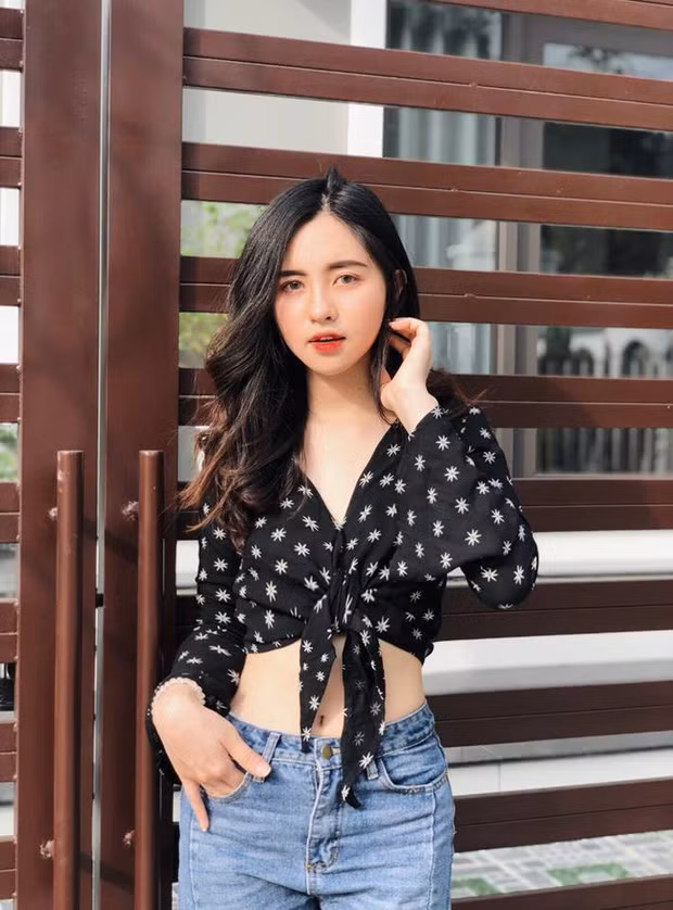 Thu Trang kết hợp rất khéo léo những món đồ đơn giản như áo thun, chân váy và giày sneaker thành trang phục ưa nhìn. Bên cạnh đó, cô nàng cũng đã khẳng định không có dự định vào showbiz vì muốn có một công việc ổn định và kín đáo hơn.