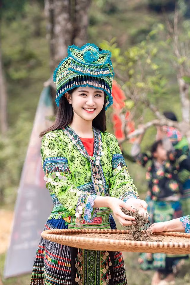 Thu Trang cuốn hút mọi người ngay từ cái nhìn đầu tiên bởi làn da trắng mịn, khuôn mặt xinh xắn cùng nụ cười rạng rỡ. Phong cách đời thường của gái xinh cũng nhận được nhiều lời khen ngợi vì rất đơn giản, trẻ trung nhưng vẫn đậm cá tính riêng.