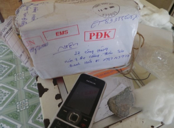 Việc mua iphone qua mạng nhận về viên gạch trong hộp.