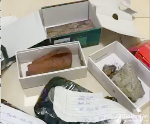 Thay vì việc làm ăn đứng đắn, cô gái lại gửi cho khách hàng loạt gạch đá. Rất may khi đi ra gửi hàng, chủ xe tỉnh táo kiểm tra hàng và kế hoạch lừa đảo bị bại lộ.