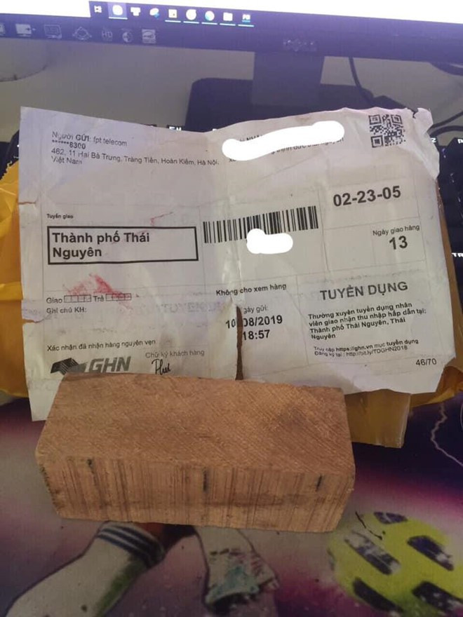 Đặt mua iphone qua mạng xã hội, người dùng đau lòng nhận về cục gỗ có đúng trọng lượng bằng chiếc smartphone.