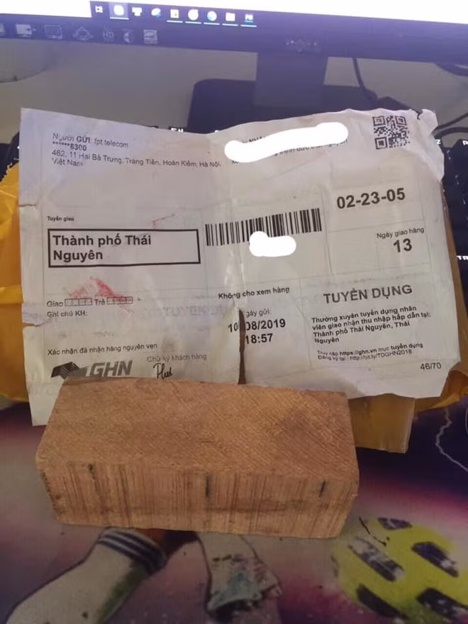 Đặt mua iphone qua mạng xã hội, người dùng đau lòng nhận về cục gỗ có đúng trọng lượng bằng chiếc smartphone.