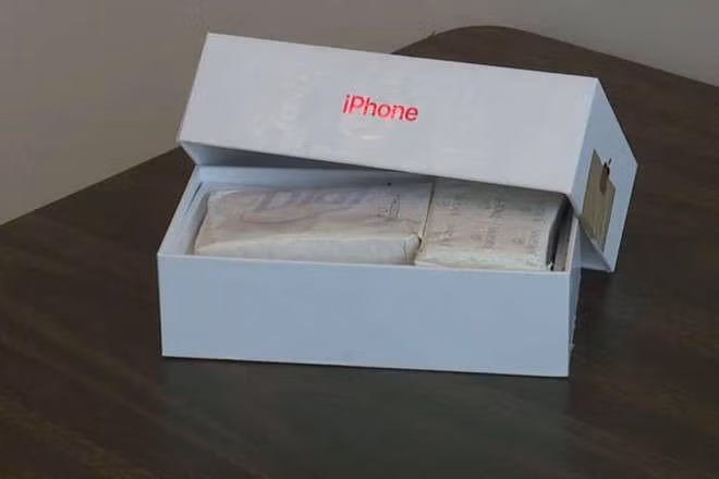 Hình thức mua iphone qua mạng được nhiều người dùng lựa chọn. Bởi lẽ, nhiều người vì ham của rẻ nên những kẻ "tham lam" được dịp thừa cơ.