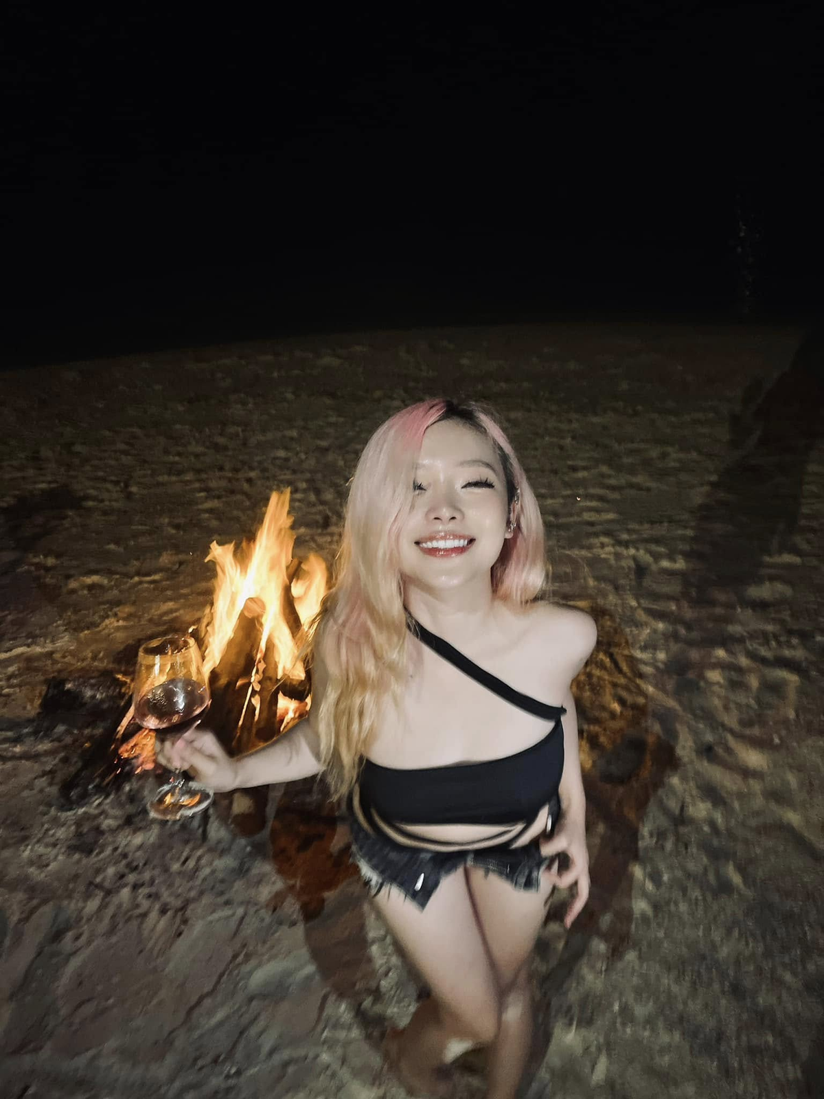 Linh Chichan đặc biệt yêu thích những trang phục tôn được lợi thế hình thể đặc biệt là vòng 1 đầy đặn.