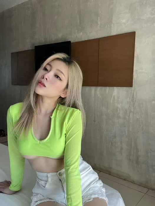 Linh Chichan sở hữu gương mặt xinh xắn, ngoại hình nóng bỏng, đặc biệt là vòng một cỡ khủng, vòng ba căng tràn.