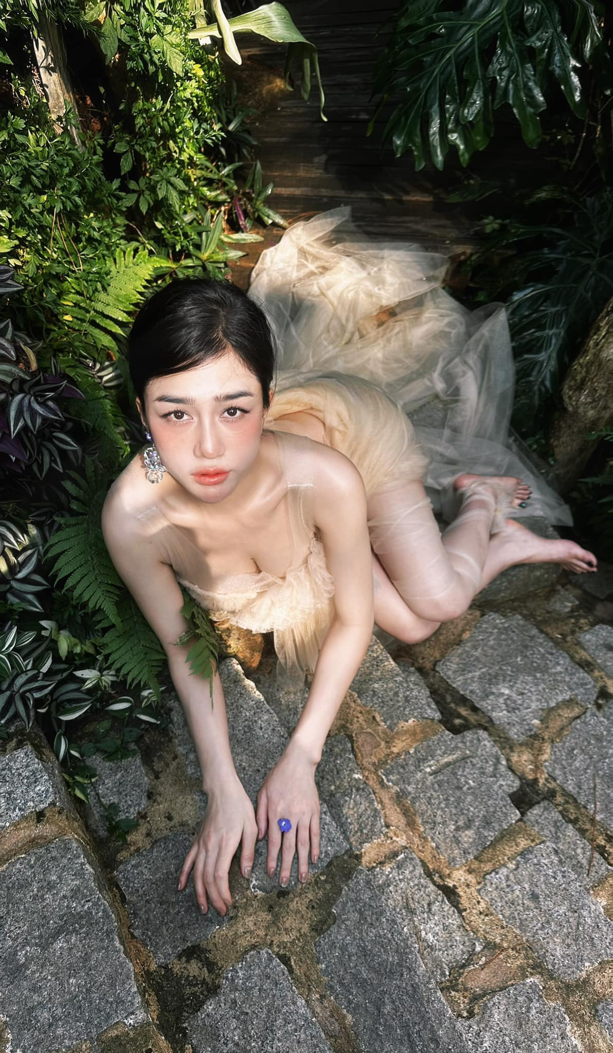 Sở hữu thân hình chuẩn đẹp đồng hồ cát, Ngọc Bích ưu tiên lăng xê trang phục tôn đường cong triệt để. Và tất nhiên, trong bộ ảnh váy cưới chân dài Quảng Ninh không quên chọn những thiết kế gợi cảm.