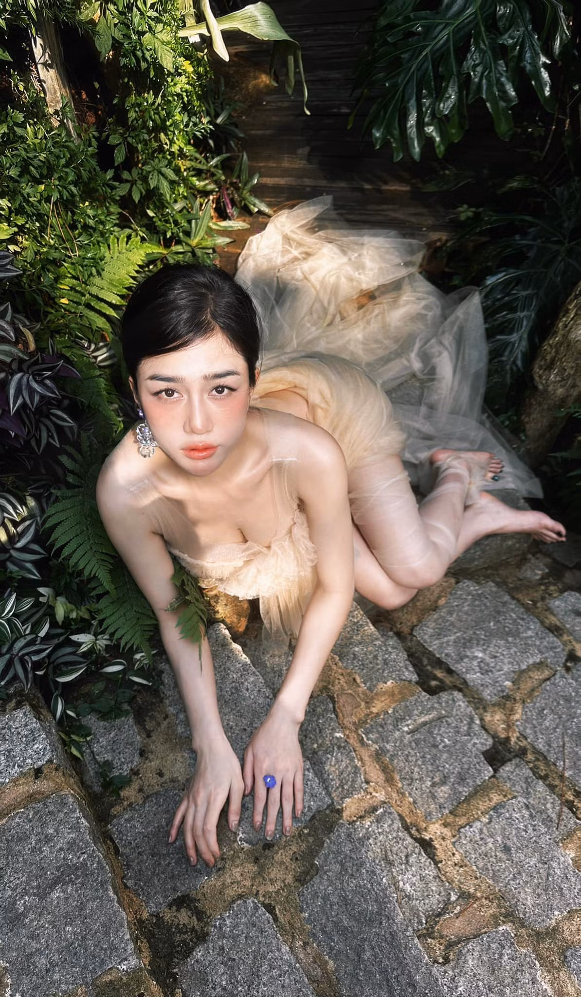 Sở hữu thân hình chuẩn đẹp đồng hồ cát, Ngọc Bích ưu tiên lăng xê trang phục tôn đường cong triệt để. Và tất nhiên, trong bộ ảnh váy cưới chân dài Quảng Ninh không quên chọn những thiết kế gợi cảm.