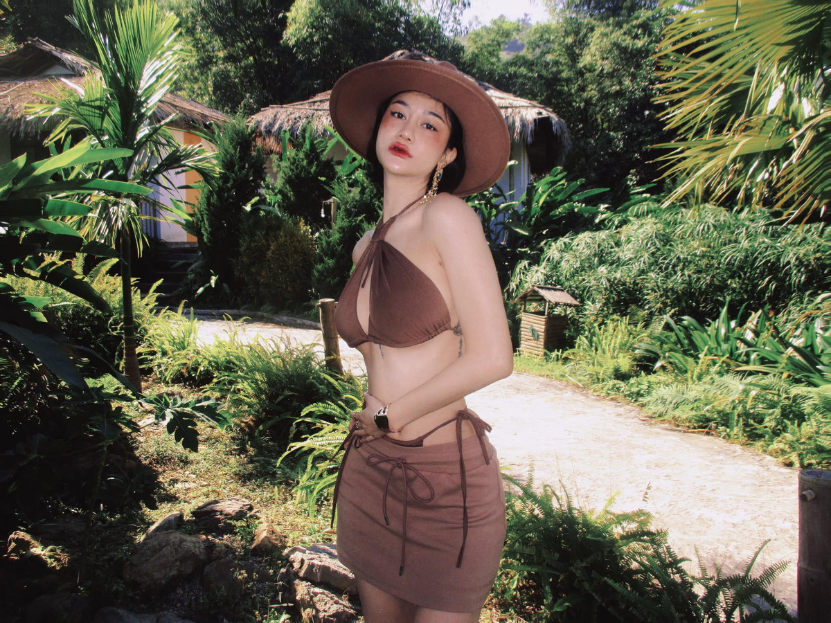 Để có thân hình nuột nà, Ngọc Bích cũng phải tập luyện rất nhiều. Được biết, môn thể thao được cô lựa chọn để "độ" dáng là gym.