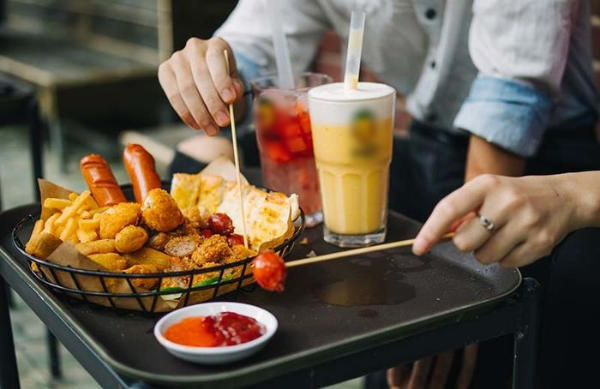 Phía dưới bài chia sẻ, nhiều người khác cũng để lại các bình luận đồng tình với chủ nhân bài viết. Họ phản ánh rằng đồ ăn thật sự kém chất lượng, hoàn toàn không giống với những gì được quảng cáo, giới thiệu trong các video.