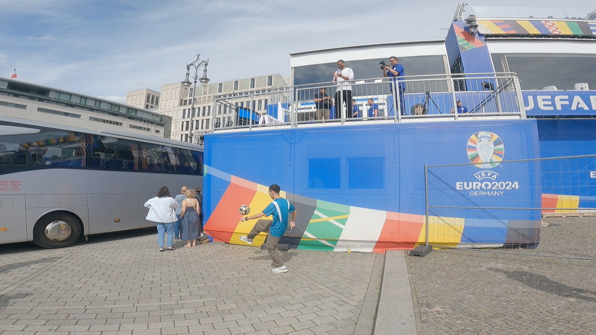 Lập tức những skill tâng bóng cực chất của Phat Freestyle đã thu hút ánh nhìn từ phía Rio Ferdinand – Huyền thoại bóng đá thế giới và cũng là một người rất thích những Skill tâng bóng nghệ thuật.