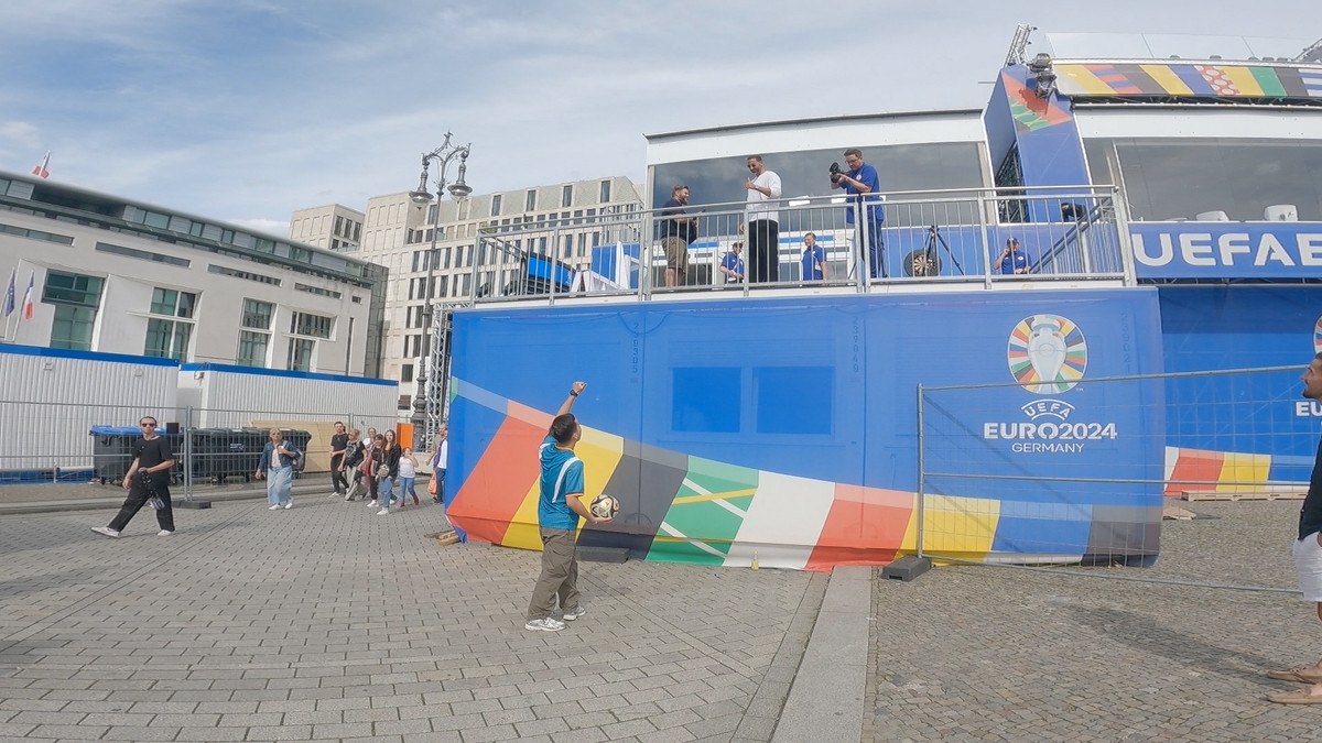 Phat Freestyle cũng nhanh chóng gửi quả bóng lên đồng thời muốn xin chữ ký của Rio Ferdinand và đương nhiên rồi, cựu danh thủ của Đội tuyển Anh vui vẻ nhận lời.