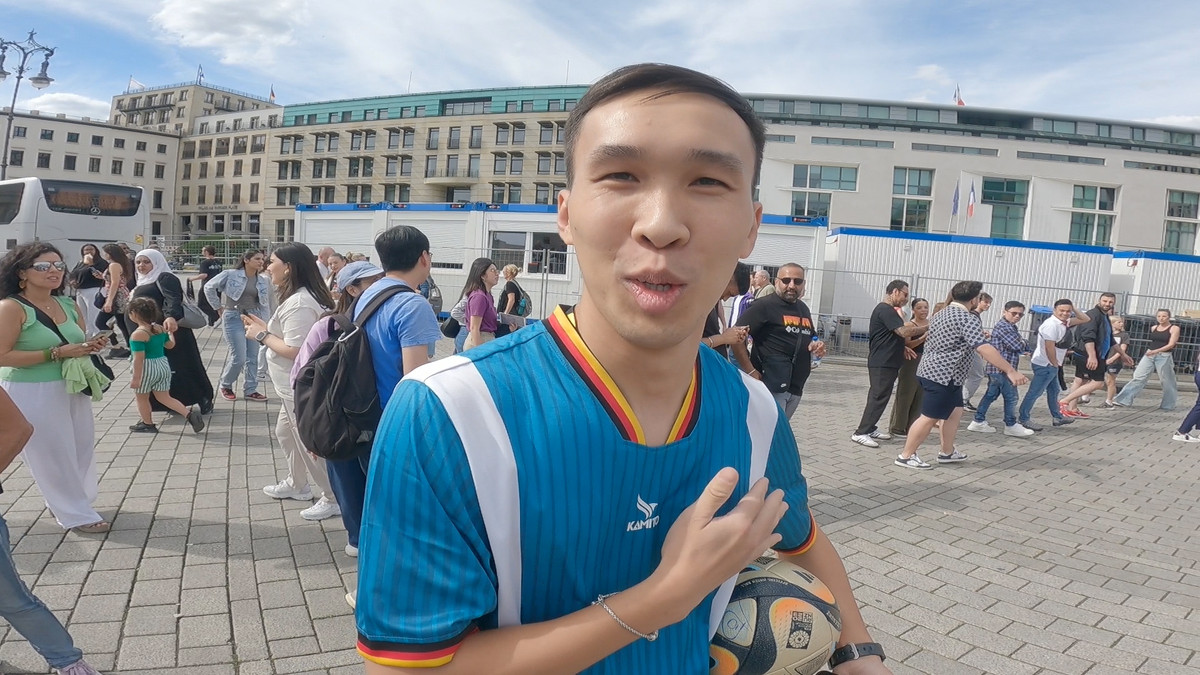 Phát Freestyle tâng bóng khiến Rio Ferdinand phấn khích tại EURO 2024 Phat Freestyle tang bong khien Rio Ferdinand phan khich tai EURO 2024