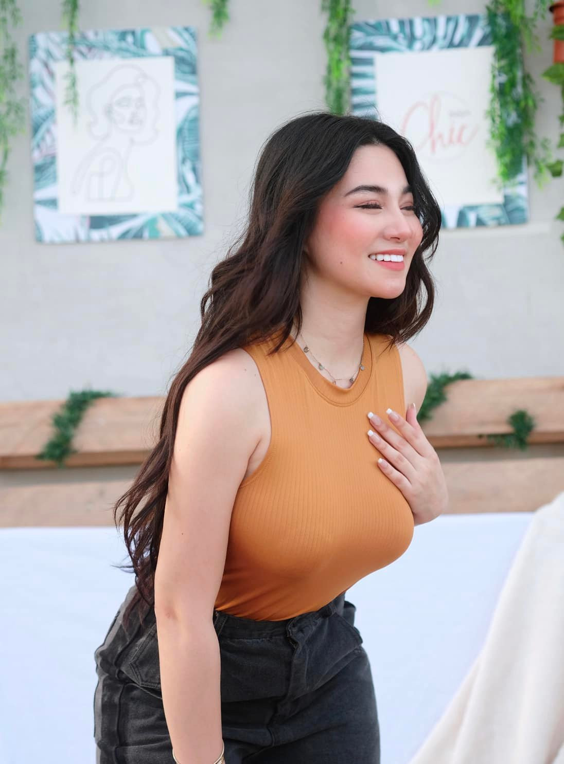 Trên trang cá nhân, Shain thường xuyên đăng tải những clip thực hiện các động tác vũ đạo cuốn hút và vô cùng điêu luyện. Nhiều người cho rằng, những người có thân hình tròn trịa như cô thì không cần tập luyện thể thao nhưng thực chất không phải như vậy.