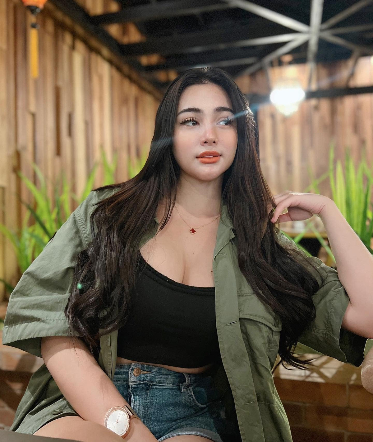 Do lượng mỡ nhiều hơn người bình thường nên Shain vẫn cần phải duy trì thói quen tập luyện đều đặn, không phải là để giảm cân mà là giúp cho thân hình trở nên săn chắc hơn, đồng thời giúp cho đường cong cơ thể rõ nét.