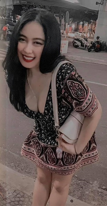 Nhưng mình đã giải thích cho ba mẹ hiểu. Do mình sống và cách mình tạo niềm tin. Cha mẹ hiểu mình giống như những người bạn. Mình cũng nói cha mẹ đừng giải thích với hàng xóm hay bất cứ ai về việc sao mình thích mặc gợi cảm. Mình chỉ muốn sống cho bản thân, gia đình." Hot girl 9X Đà Nẵng nói thêm.