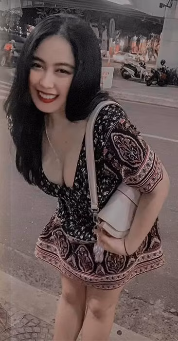 Nhưng mình đã giải thích cho ba mẹ hiểu. Do mình sống và cách mình tạo niềm tin. Cha mẹ hiểu mình giống như những người bạn. Mình cũng nói cha mẹ đừng giải thích với hàng xóm hay bất cứ ai về việc sao mình thích mặc gợi cảm. Mình chỉ muốn sống cho bản thân, gia đình." Hot girl 9X Đà Nẵng nói thêm.