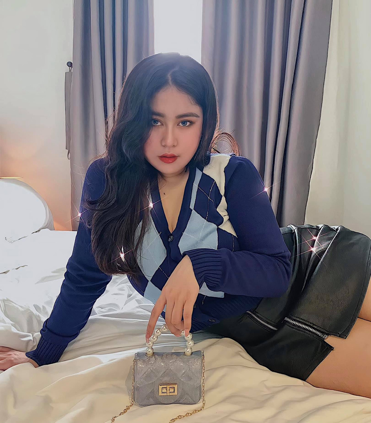 Trò chuyện với Ngọc Huyền, cô nói: "Mình đam mê thời trang và làm đẹp. Bản thân mình thuộc kiểu mẫu tròn trịa nên càng phải chú ý ăn mặc để thể hiện ưu điểm và che đi khuyết điểm".