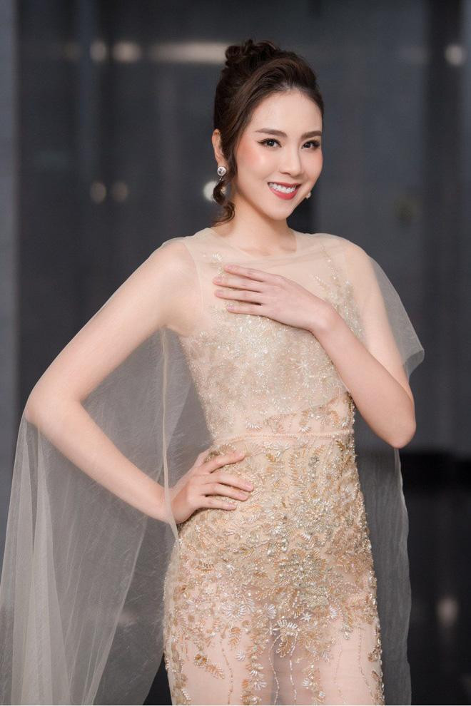 Một trong những gương mặt nổi bật tại sự kiện chính là " MC đẹp nhất VTV" Mai Ngọc. Trong hình, cô diện chiếc váy màu nude xuyên thấu, các họa tiết ánh kim lấp lánh khoe trọn đường cong cơ thể.