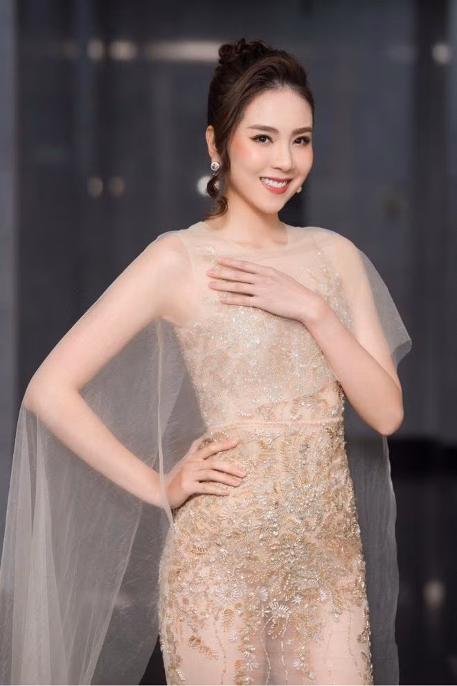 Một trong những gương mặt nổi bật tại sự kiện chính là " MC đẹp nhất VTV" Mai Ngọc. Trong hình, cô diện chiếc váy màu nude xuyên thấu, các họa tiết ánh kim lấp lánh khoe trọn đường cong cơ thể.