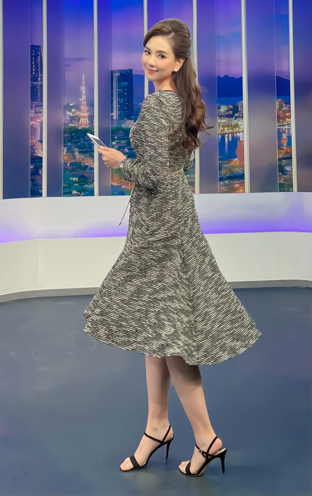 Cha mẹ cho gương mặt, dáng hình nhưng lựa chọn làm người chỉn chu hay cẩu thả là do mỗi người. Luôn trân quý từng ngày lên sóng như ngày đầu tiên bởi nghiêm khắc với chính mình, chính là cách để tôn trọng khán giả. Tôi luôn tin rằng:" Tất cả những gì đến với chúng ta, chỉ là tấm gương phản chiếu những điều chúng ta đã làm" - "MC đẹp nhất VTV" cho biết thêm.