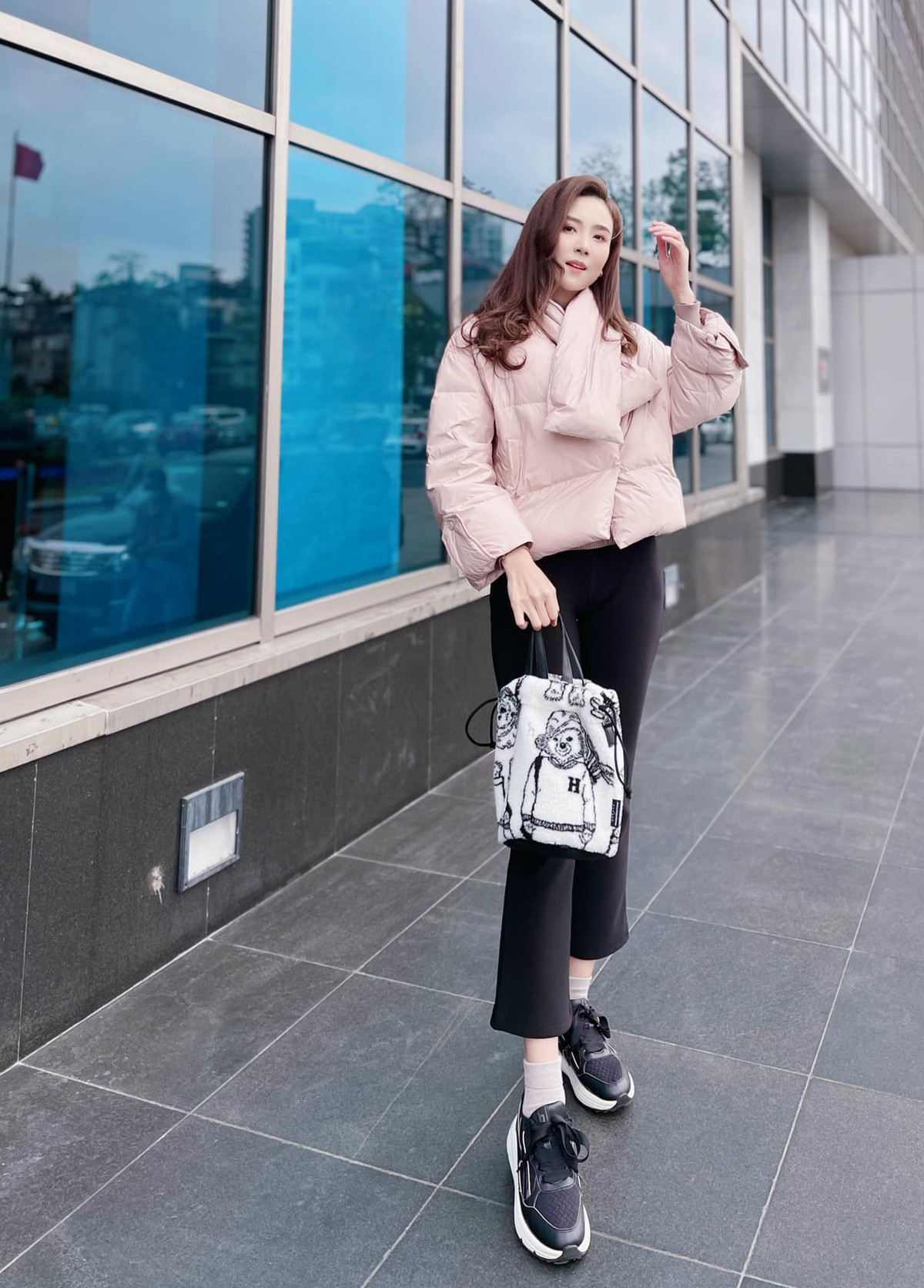 Mai Ngọc chia sẻ về màn khoe sắc của mình: "Sau một năm miệt mài luyện tập thể dục thể thao đều đặn, tôi đã tự tin diện chiếc đầm này và sải bước trên thảm đỏ. Cảm ơn nhà thiết kế đã làm cho tôi chiếc đầm đúng như mong muốn, lấp lánh, rực rỡ, ôm body và không công chúa như mọi ngày".