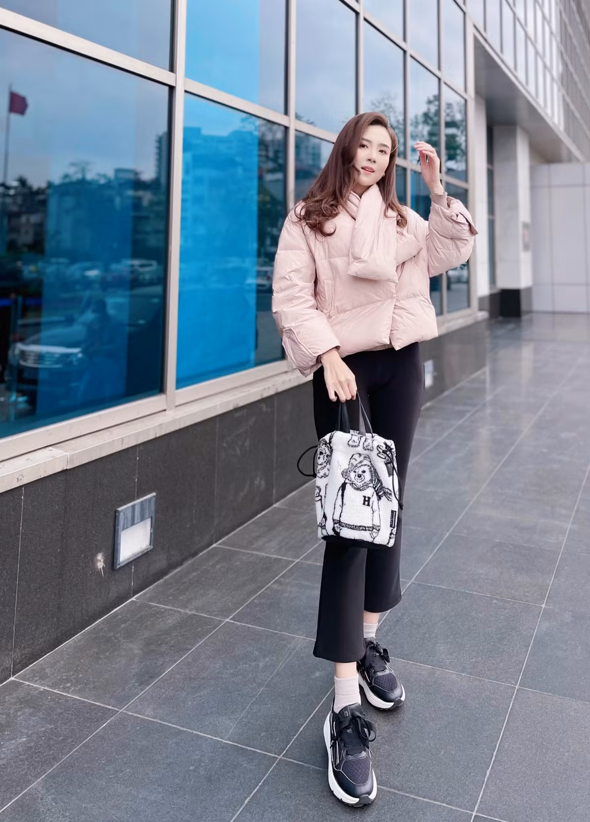 Mai Ngọc chia sẻ về màn khoe sắc của mình: "Sau một năm miệt mài luyện tập thể dục thể thao đều đặn, tôi đã tự tin diện chiếc đầm này và sải bước trên thảm đỏ. Cảm ơn nhà thiết kế đã làm cho tôi chiếc đầm đúng như mong muốn, lấp lánh, rực rỡ, ôm body và không công chúa như mọi ngày".