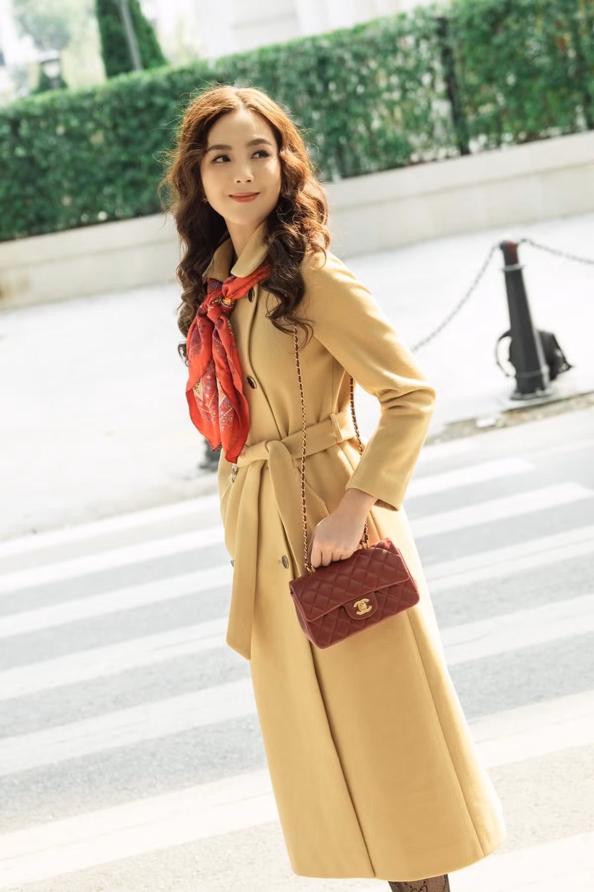 Đó là phong cách thảm đỏ của Mai Ngọc. Còn khi trở về style lên hình, 9X lại hóa quý cô thanh lịch.