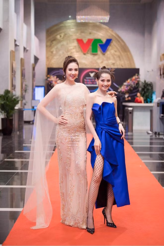 Thường xuyên chọn phong cách phối đồ an toàn nên khoảnh khắc hở bạo mới đây của MC Mai Ngọc lập tức nhận về sự quan tâm lớn.