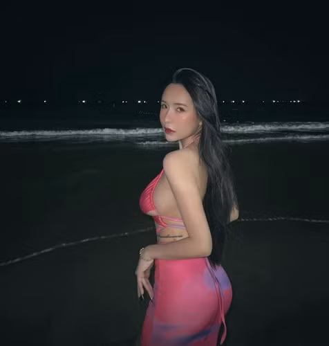 Nữ TikToker không cầm được nước mắt, cho rằng đó là "tuổi trẻ bồng bột", thừa nhận rất xấu hổ khi nhìn lại những hình ảnh đó và mong mọi người sẽ thông cảm, nhìn vào những nỗ lực hiện tại của cô và ghi nhận.